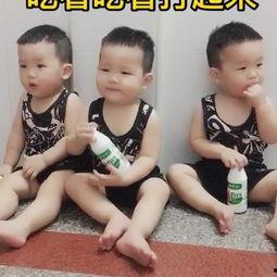 二个孩子吃瓜视频,两个萌娃欢乐吃瓜瞬间